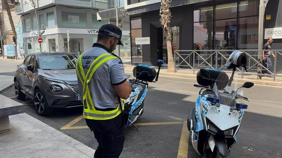 Los nuevos agentes de movilidad de Torrevieja ya se emplean a fondo: multas a mansalva por mal aparcamiento en el centro