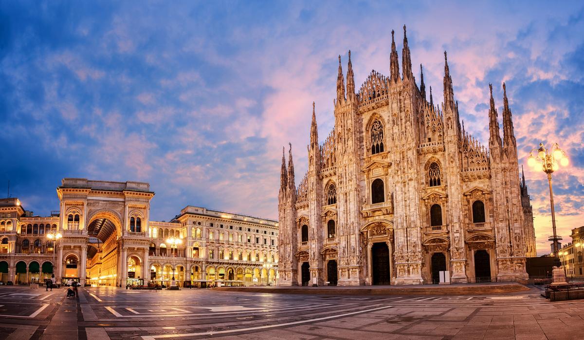 Catedral de Milán en sunrise, Italia