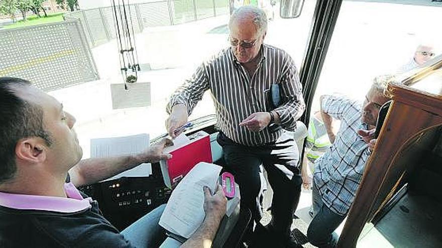 Uno de los conductores introduce su voto en la urna improvisada durante la asamblea.