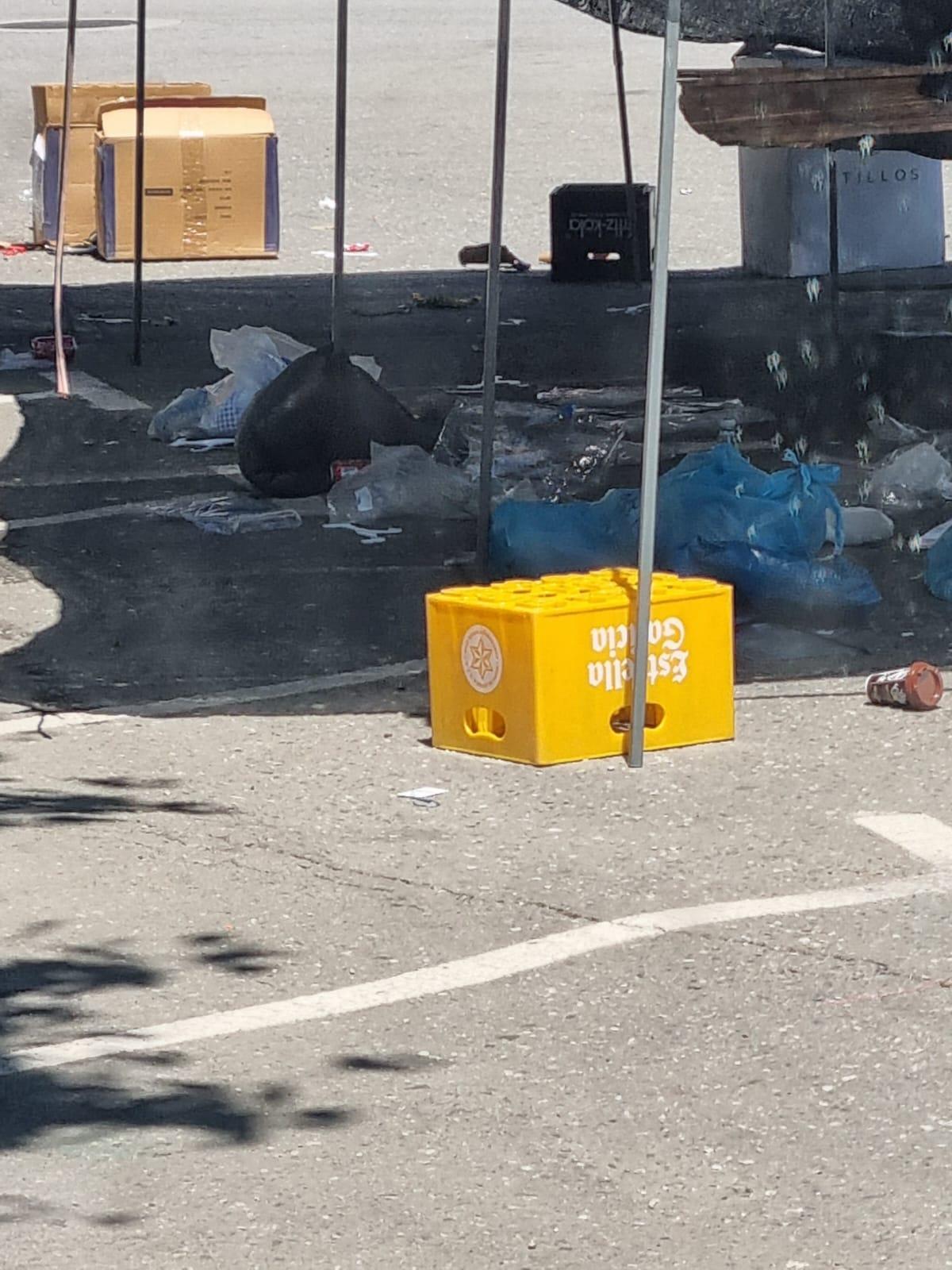 Suciedad en el mercadillo de Cangas