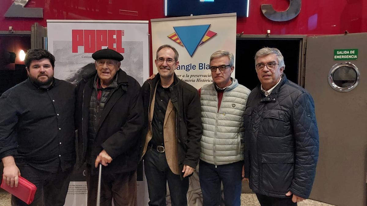 El director del documental, Oier Plaza, i el professor Unai Eguia, així com responsables de l'Ajuntament de Figueres, amb Henry Moner a Figueres.