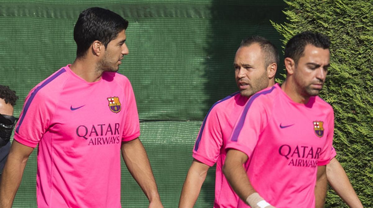 Suárez, Iniesta i Xavi, abans d’un entrenament. Suárez, Iniesta i Xavi, abans d’un entrenament.