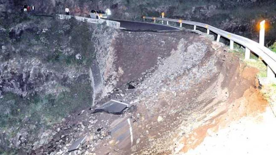 Tramo de la carretera GC-220 que se vino abajo ayer en Los Silos, poco antes de llegar a Hoya Pineda