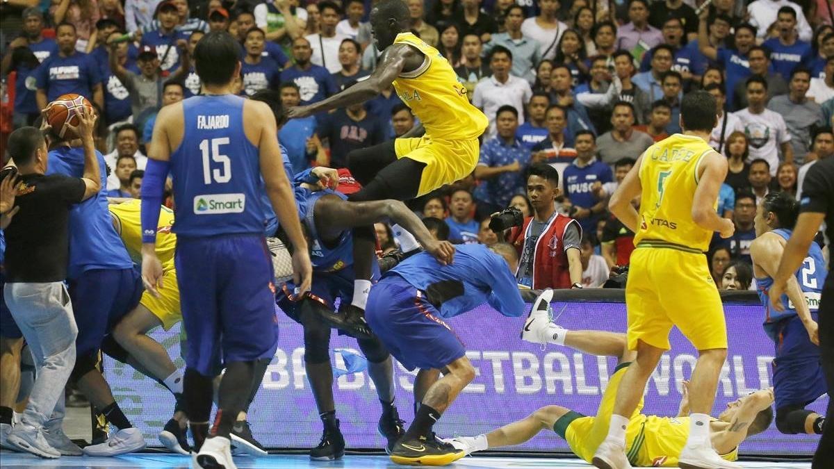 Pelea en el Filipinas - Australia de clasificación para el Mundial 2019 de baloncesto