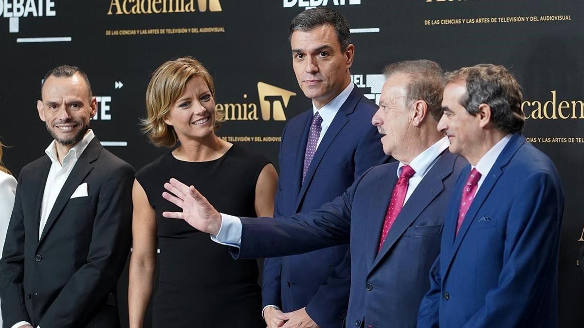 Pedro Sánchez, junto a María Casado y Manuel Campo Vidal antes de empezar el debatPedro Sánchez, junto a María Casado y Manuel Campo Vidal antes de empezar el debate