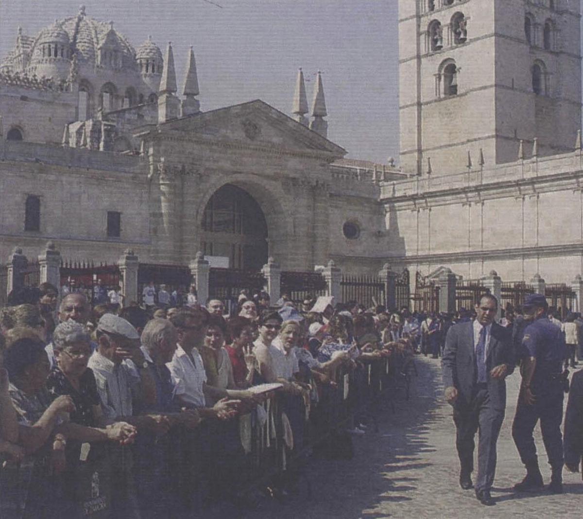 Cientos de zamoranos esperan a que la infanta inaugure la exposición de 2001 en la Catedral