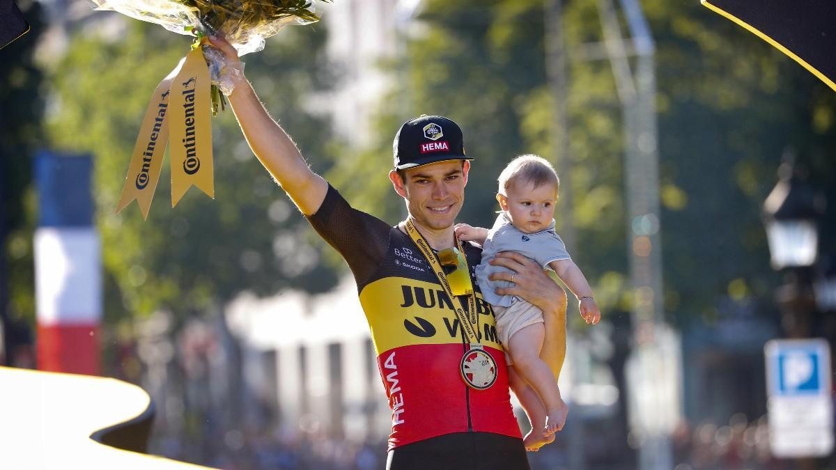 Van Aert celebrando su victoria en los Campos Elíseos