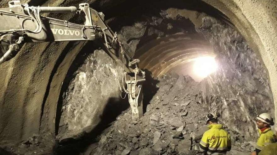 Dos operarios revisan las obras en un túnel del AVE.