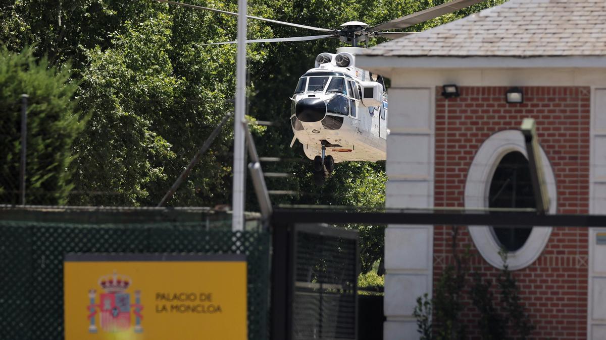 El presidente del Gobierno, Pedro Sánchez, abandona el Complejo de La Moncloa en su helicóptero Súper Puma, después de presentar el primer informe de rendición de cuentas 2022 del Gobierno de España, a 29 de julio de 2022, en Madrid (España). El presidente del Gobierno hace balance del curso político del primer semestre de 2022 antes del inicio de las vacaciones de verano. 29 JULIO 2022;