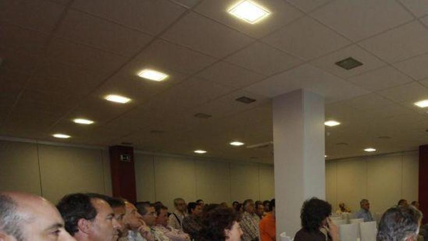 Varios inversores de energía fotovoltaica, en la asamblea celebrada ayer en la capital.