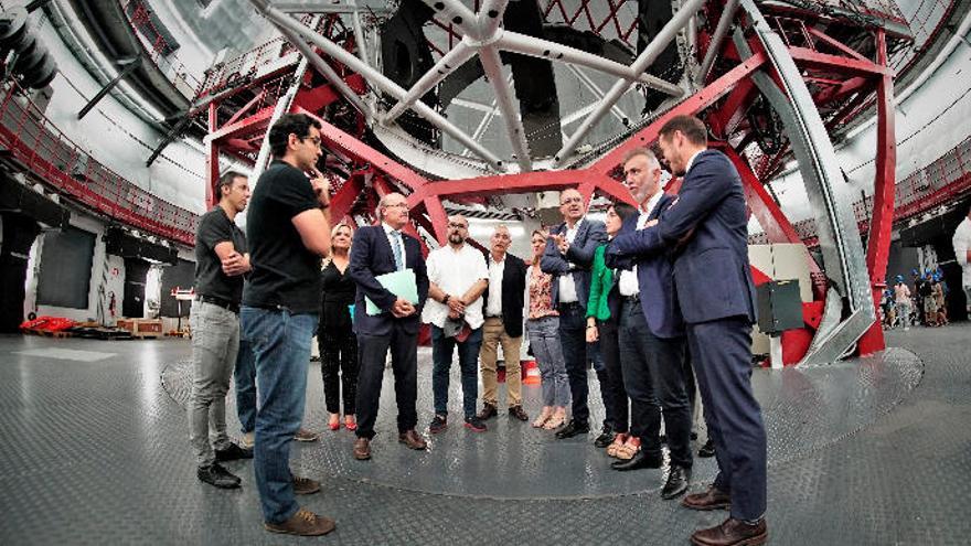 Los representantes del Gobierno junto al director del IAC, Rafael Rebolo, durante la visita al Roque de los Muchachos.