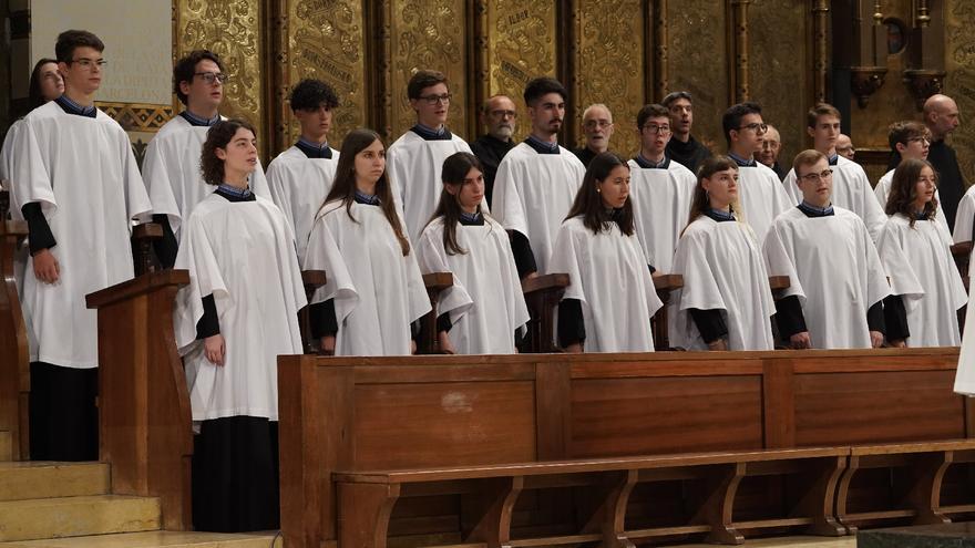 Montserrat vesteix les primeres escolanes de la història