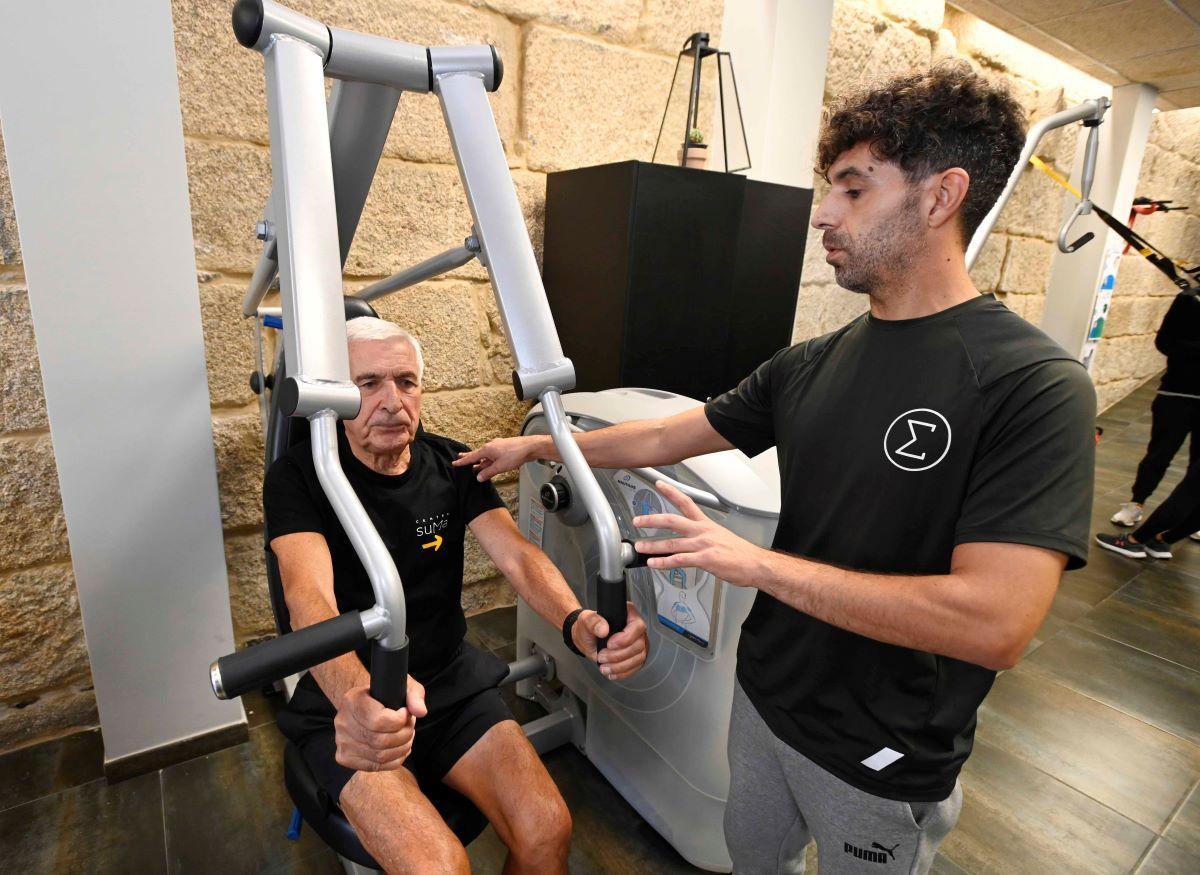 Jonathan Riveiro Álvarez, especialista en entrenamiento de fuerza y entrenador personal en el Centro Suma, con el usuario Juan José Lago.