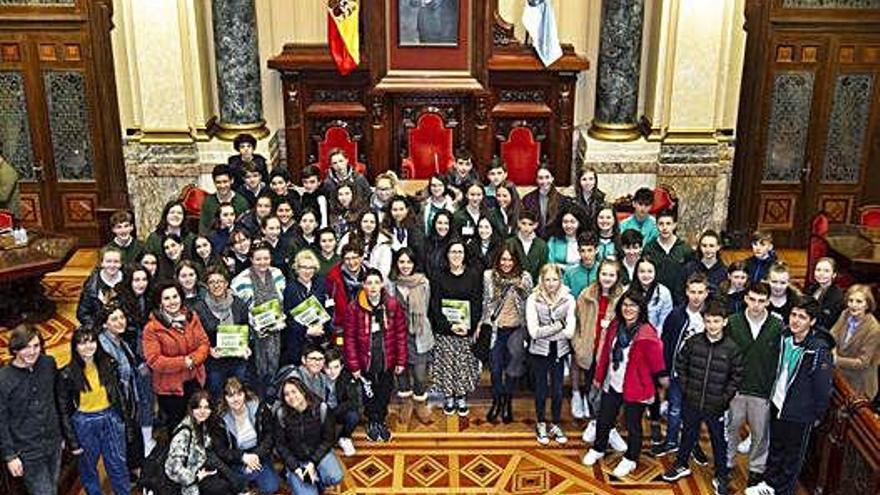 Alumnos de intercambio de Dominicos, en su visita, ayer, al Ayuntamiento.