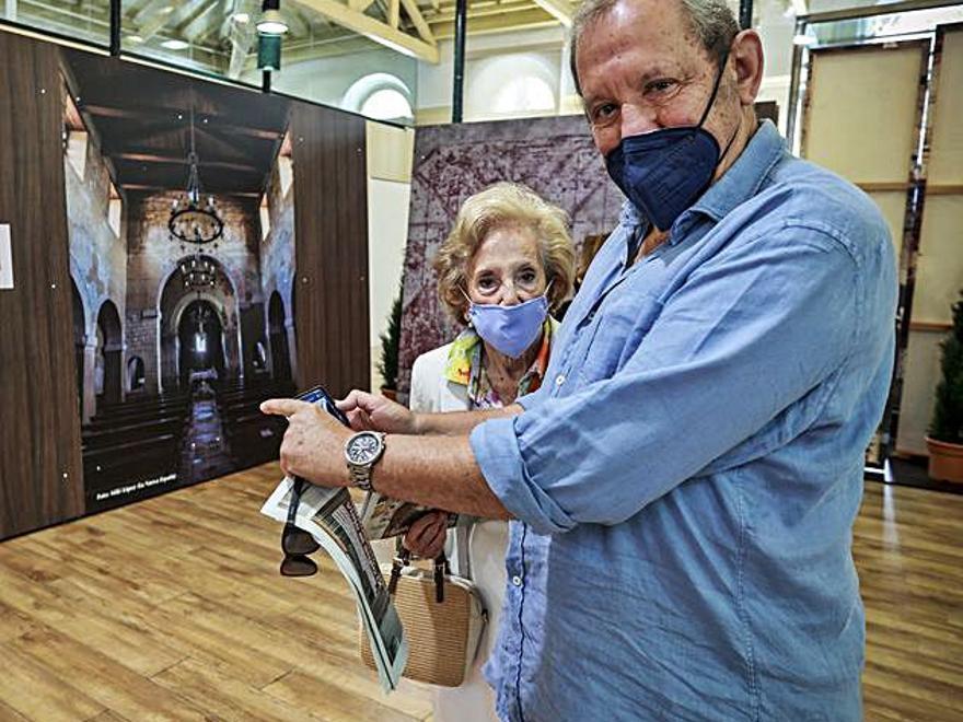 Rosa María del Campo y Fernando Soler ven la reconstrucción digital de las pinturas.