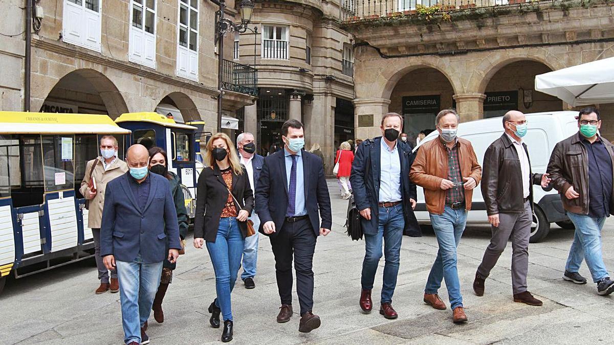 Caballero y Villarino (en el centro), con otros cargos del PSOE, ayer, en la plaza Mayor. |   // BRAIS LORENZO