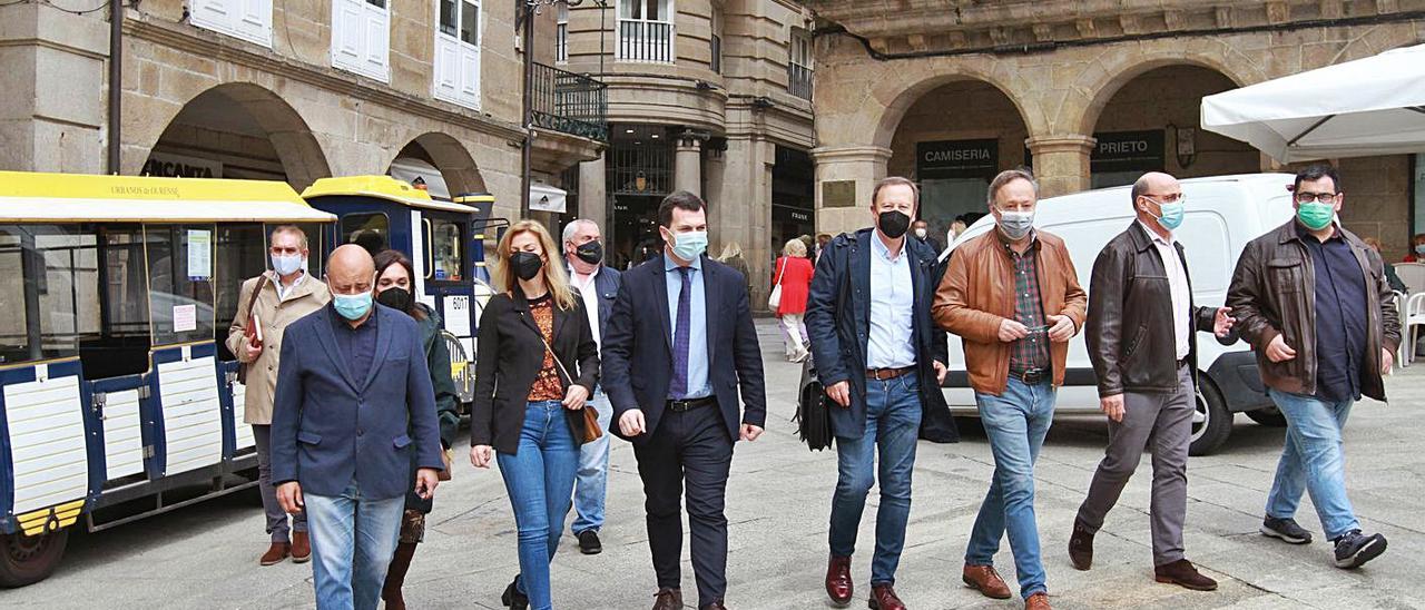 Caballero y Villarino (en el centro), con otros cargos del PSOE, ayer, en la plaza Mayor. |   // BRAIS LORENZO
