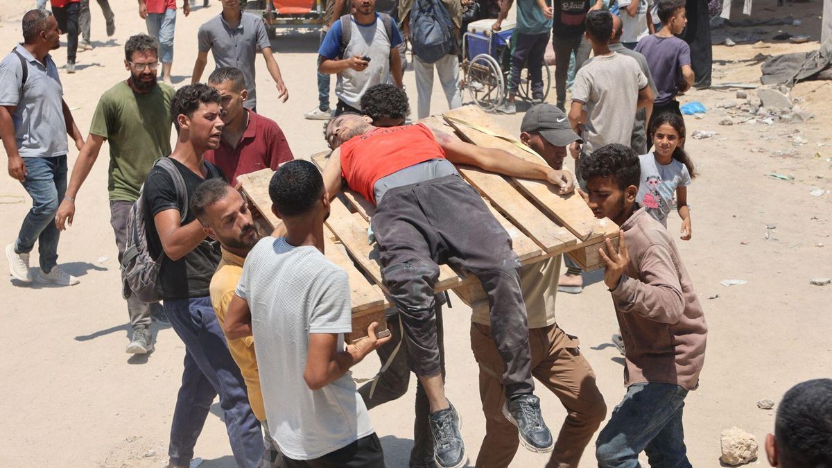 Un joven palestino, herido en una estampida, es trasladado mientras esperaba ayuda humanitaria en la calle al-Rashid, en el oeste de Jabalia, el 22 de julio de 2025, después de que camiones con ayuda humanitaria entraran al norte de la Franja de Gaza por el cruce fronterizo de Zikim, controlado por Israel.