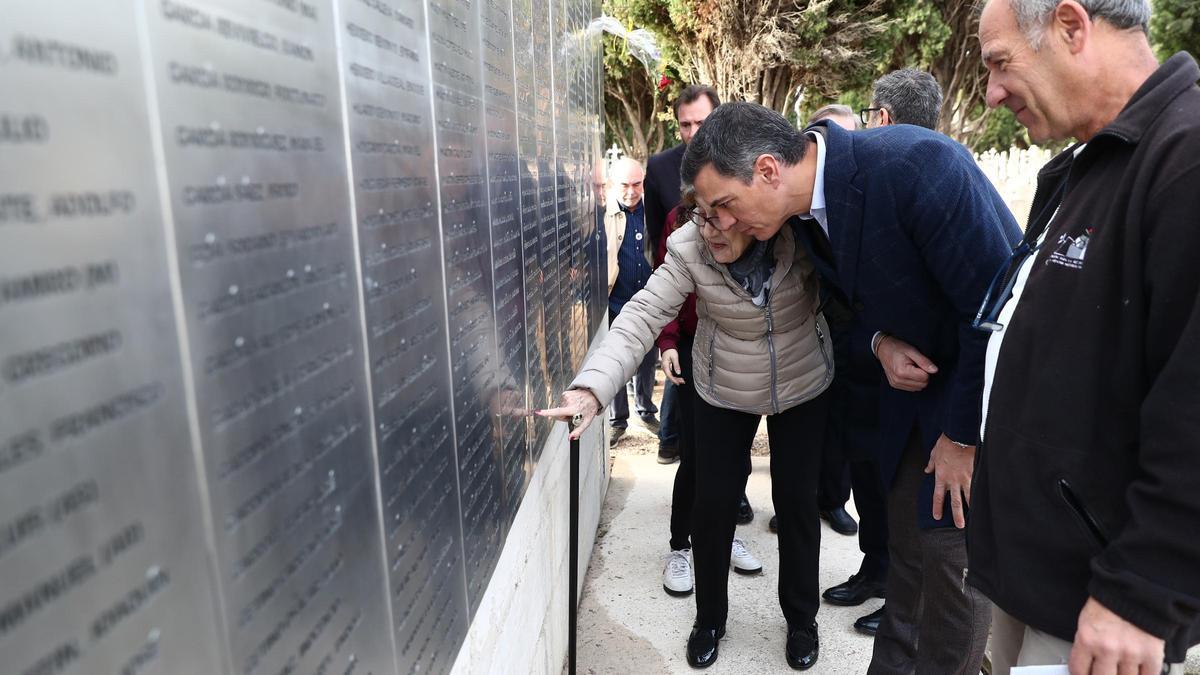 El presidente del Gobierno, Pedro Sánchez (2d), en una visita a los trabajos de exhumación en una de las fosas comunes del cementerio del Carmen de Valladolid.