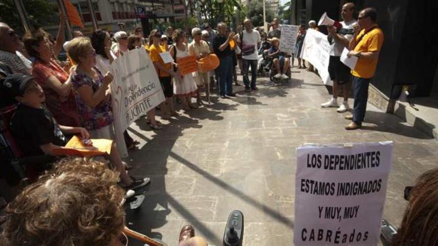 Protesta celebrada en Alicante por los retrasos en las prestaciones a los dependientes, en imagen de archivo.