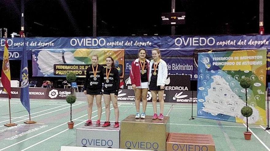 Elena Andreu y Ana Carbón subidas al segundo cajón del podio del Internacional de Oviedo.