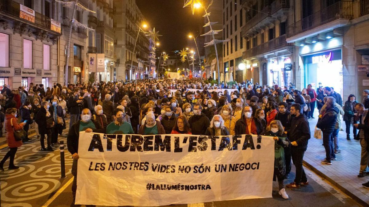 Manifestació contra «l’estafa de la llum» a Barcelona | ENRIC FONTCOBERTA/EFE