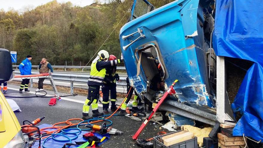 Herido el conductor de un camión cargado de fardos de paja