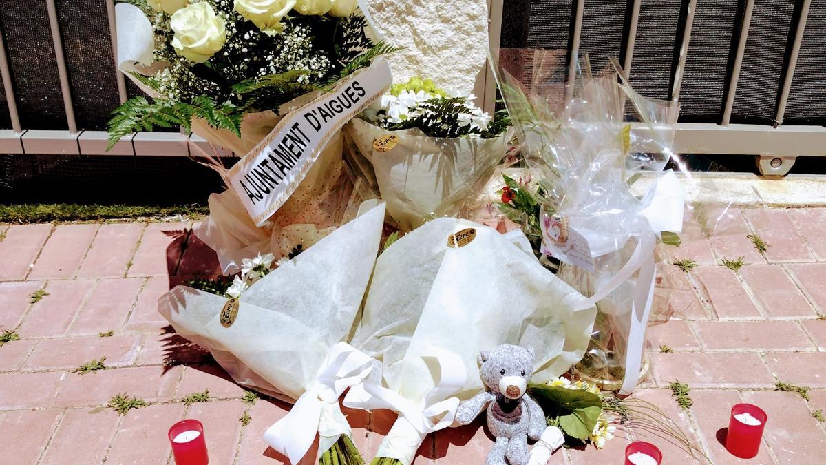 Ramos de flores depositados por el Ayuntamiento y vecinos frente a la casa donde se ha registrado el accidente mortal