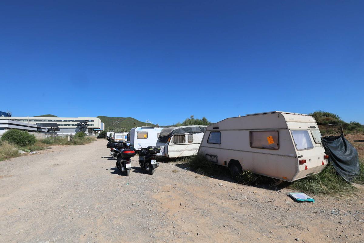 Todas las imágenes del asentamiento de caravanas en sa Jovería en Ibiza