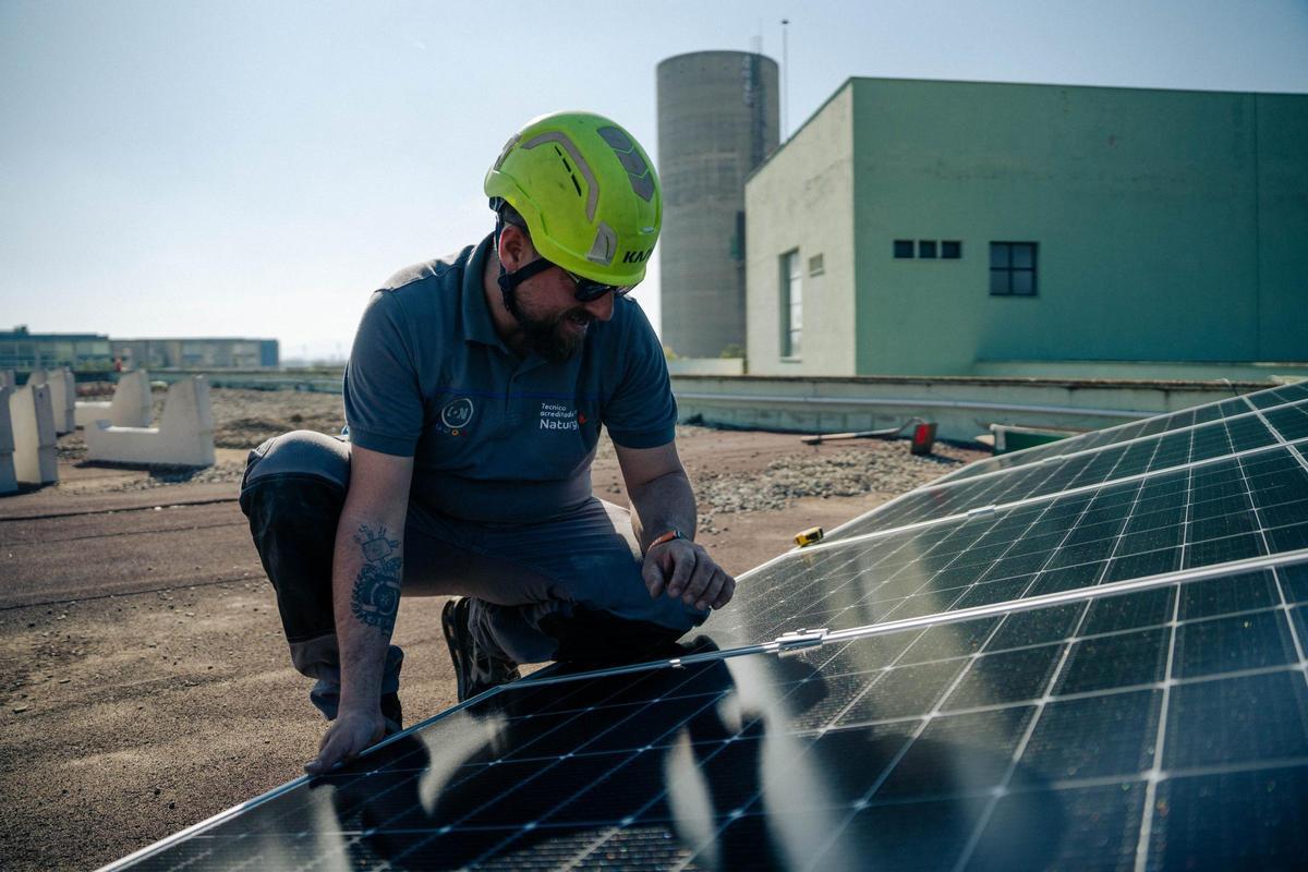 Instalación de los primeros paneles solares en el Centro Ocupacional 9 d’Octubre ubicado en Catarroja.