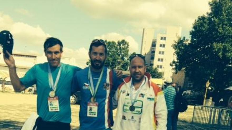 José Ramón Luelmo, con sus compañeros de podio en el C1.