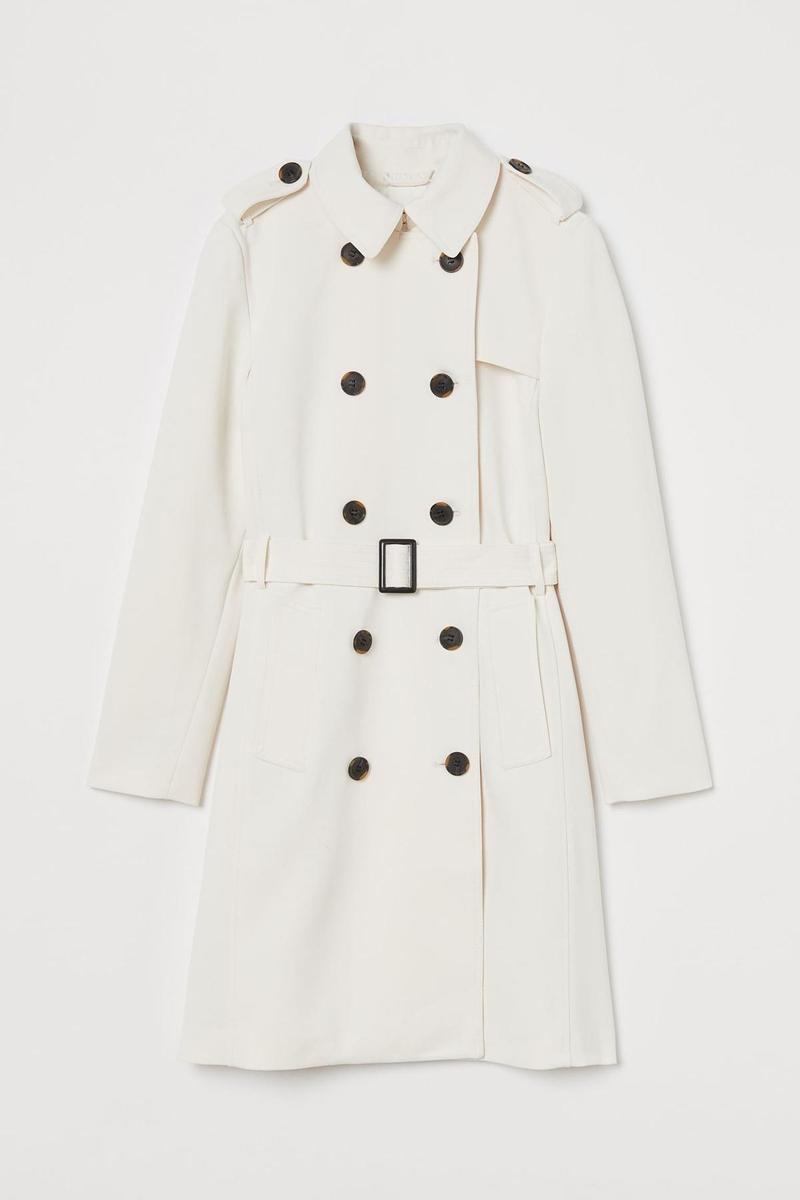 Gabardina blanca con botones, de H&amp;M (39,99 euros)