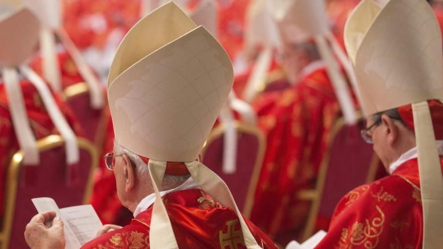 Foto de archivo de los cardenales en San Pedro del Vaticano.