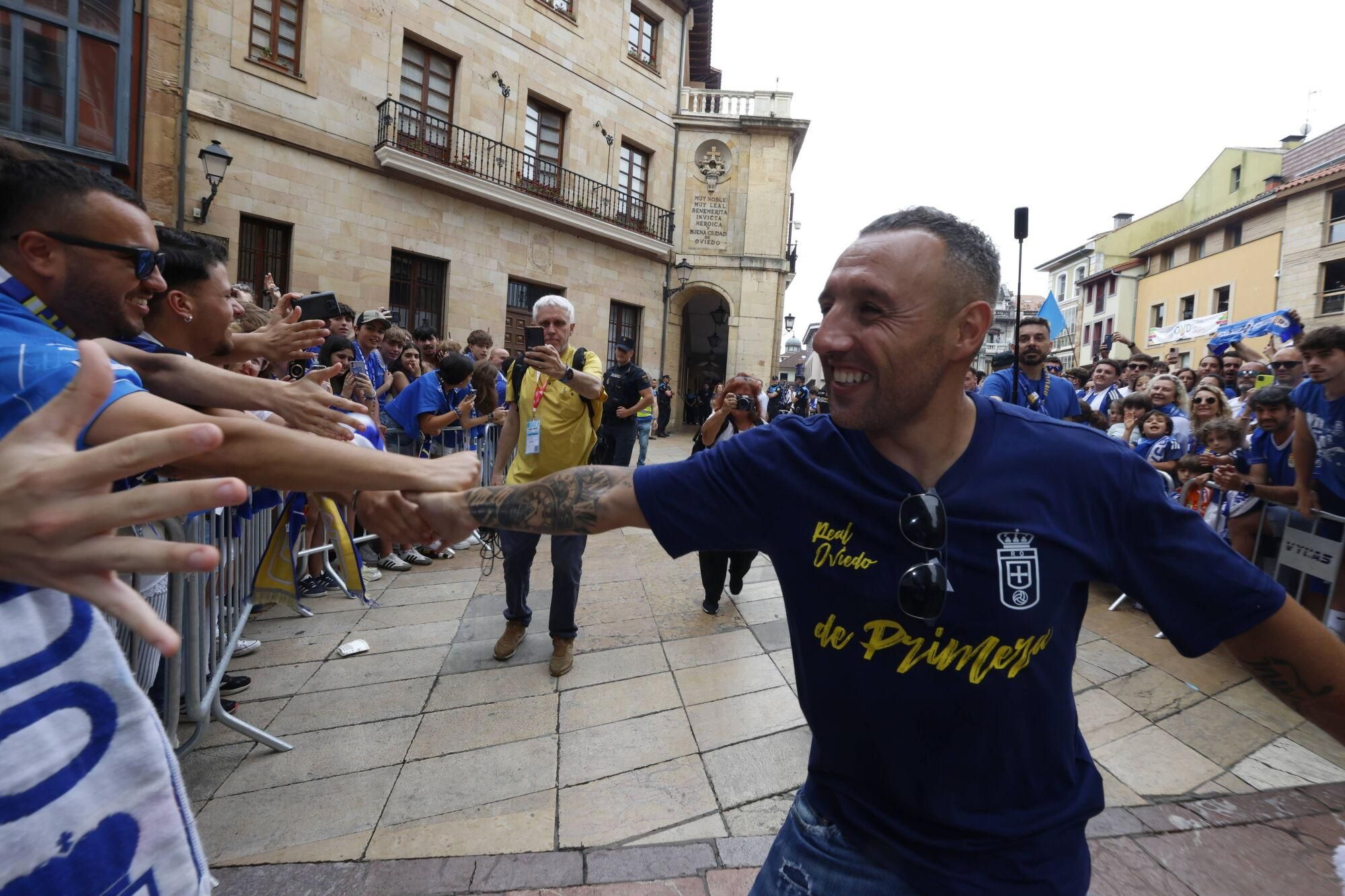 Locura azul en las calles de Oviedo para celebrar el ascenso del equipo a Primera División