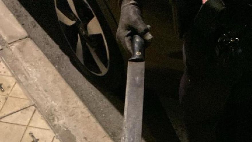 На Тенеріфе чоловік напав на матір з мачете: його затримали.