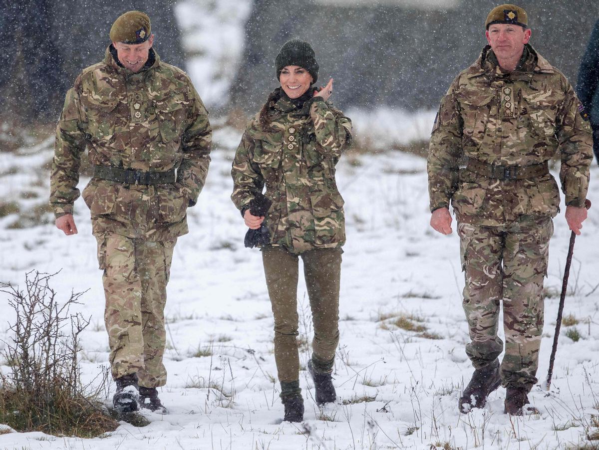 La Princesa de Gales, Catalina practica simulacros de soldados heridos durante su visita al 1er Batallón de Guardias Irlandeses en un ejercicio de entrenamiento cerca de Salisbury, sur de Inglaterra, el 8 de marzo de 2023