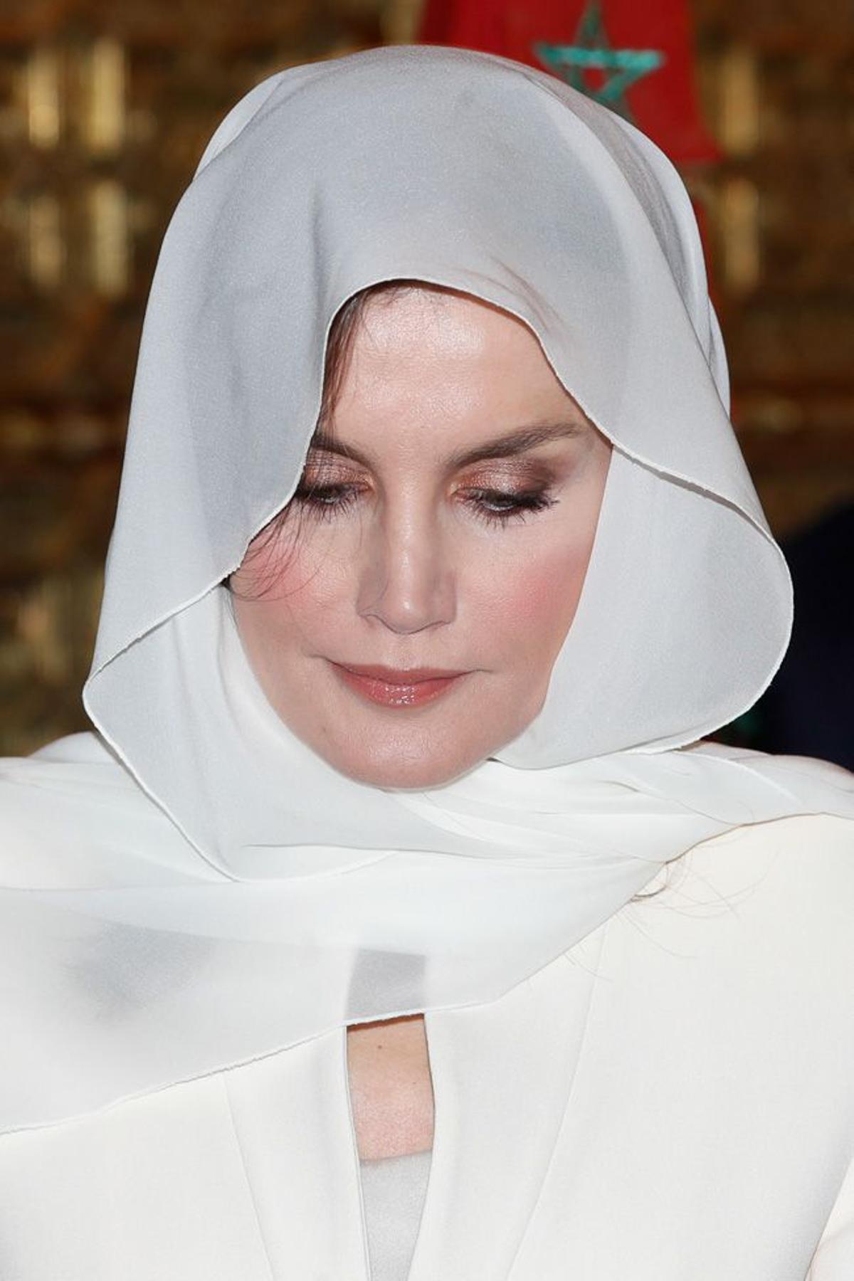 El maquillaje de Letizia Ortiz con traje de Armani y velo blanco en Marruecos