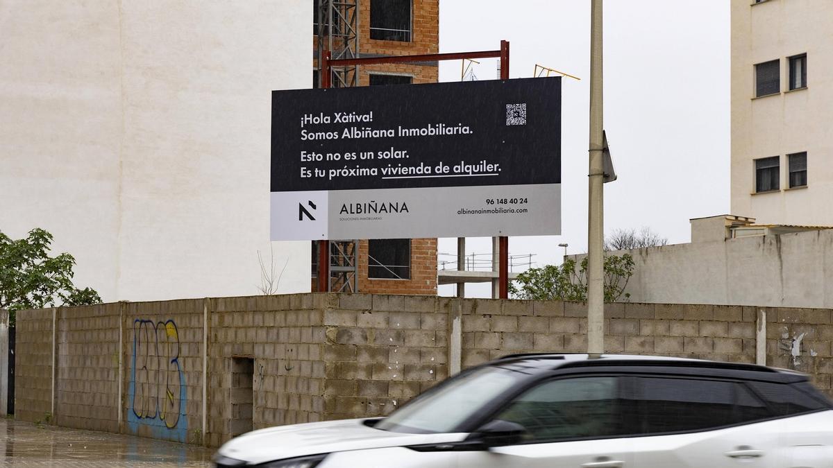 Cartel de una promoción inmobiliaria destinada a viviendas en alquiler situado en Xàtiva.