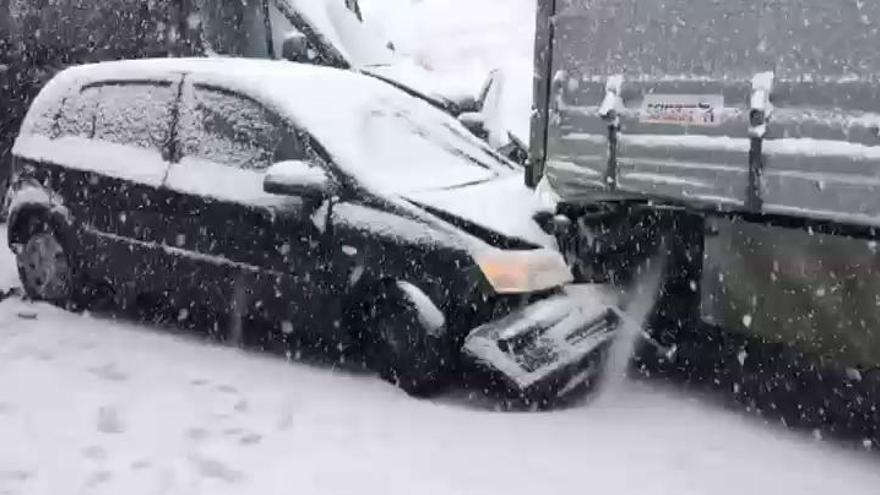 Accidente múltiple en la A-1 en el puerto de Somosierra por la nevada