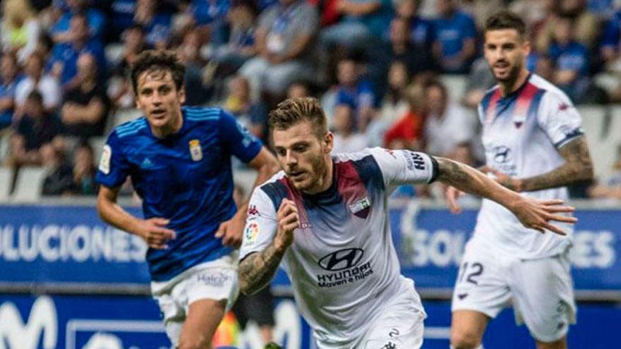 Diego Caballo, con el Extremadura contra el Oviedo.