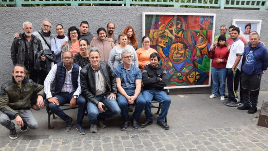 Miembros de Adisnor posan junto al mural que han realizado.