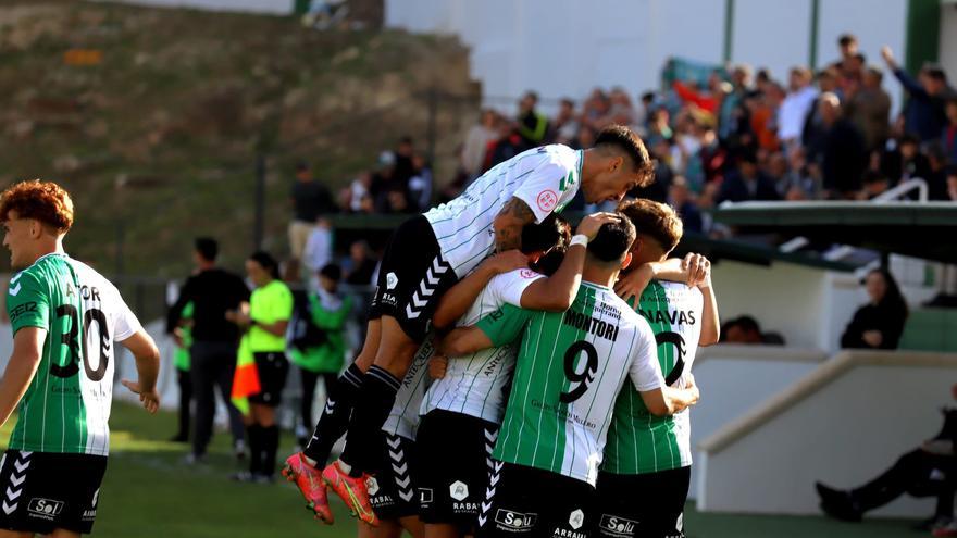 El Antequera CF retoma su rodillo con una goleada ante el Vélez CF