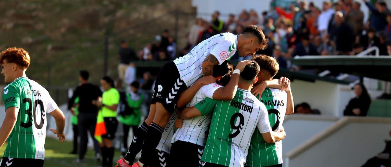 Los jugadores del conjunto antequerano celebran uno de los tantos cosechados ante el Vélez.