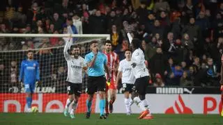 El Valencia no sale del laberinto (2-2)