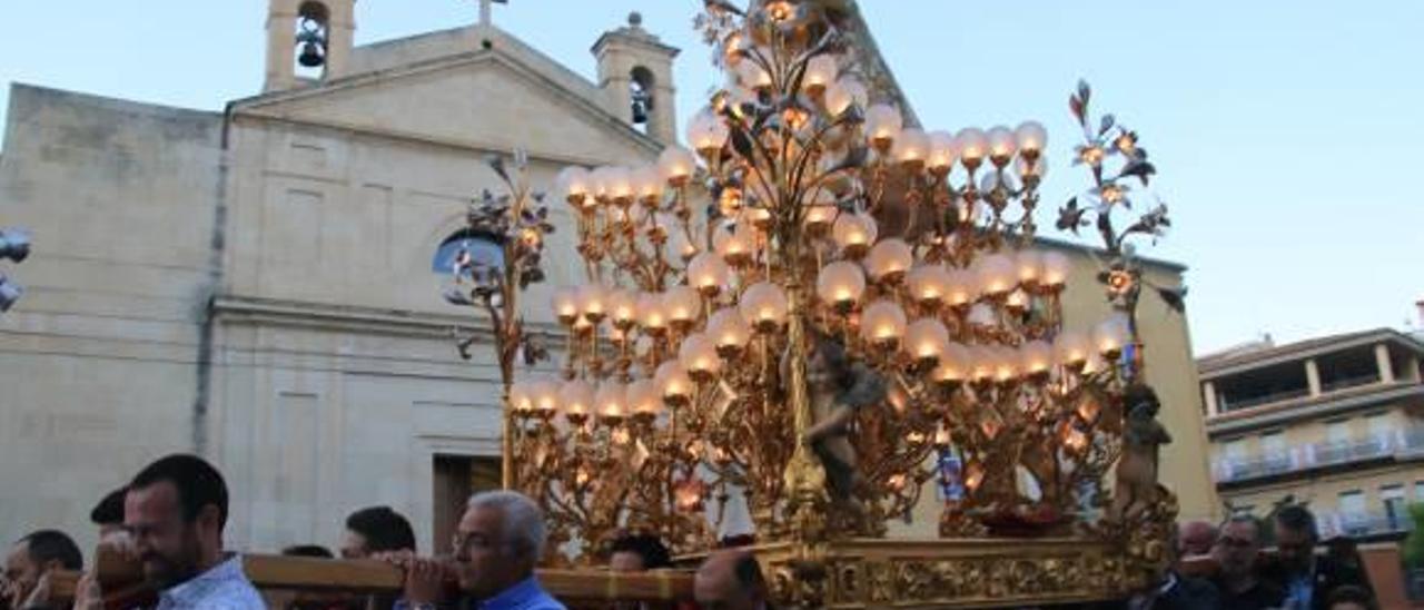 Imagen de la procesión de la «Baixà» a la salida del templo.