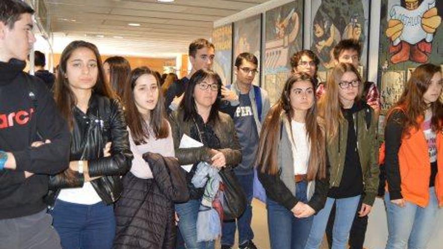 Estudiants a la fira al Pavelló de Suècia, ahir