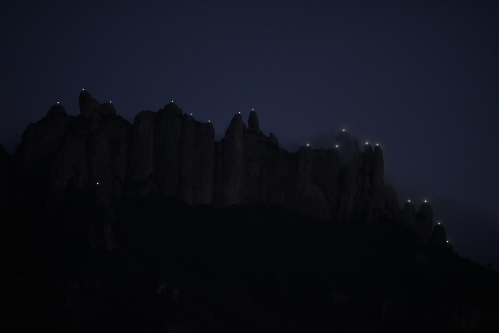 «Llum i llibertat» il·lumina les agulles de Montserrat