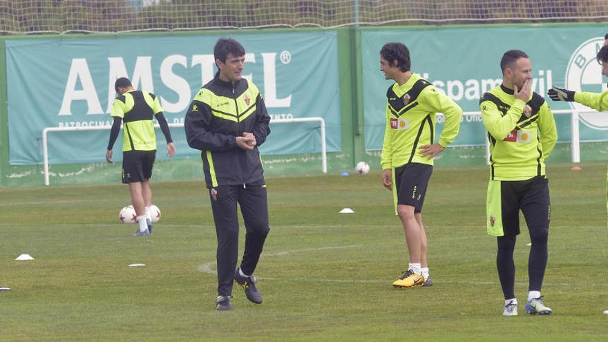 Los jugadores del Elche entrenando en el campo anexo