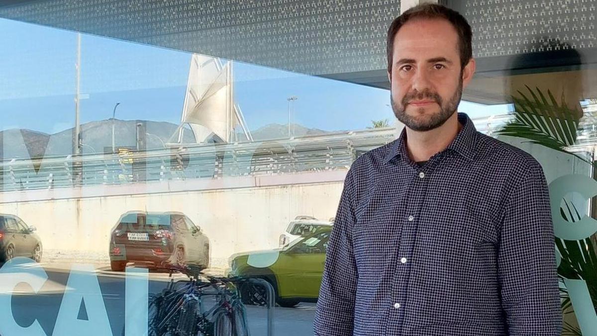Albert Lladó, a l’exterior de la seu de l’associació, a Empuriabrava.