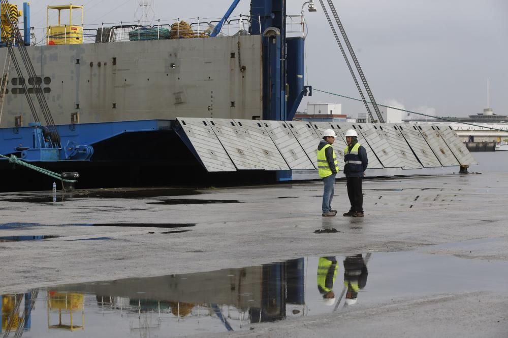 La espectacular carga de un barco corta la navegac